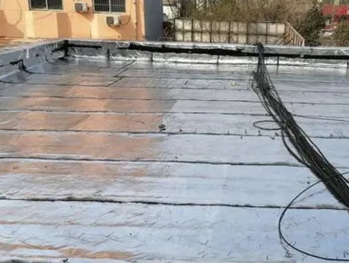 四川卫生间漏水维修公司分享下四川屋面楼顶防水刚性防水层施工要点。